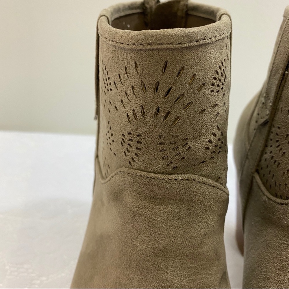 Qupid Faux Suede Ankle Booties. Women’s Size 7. - Picture 3 of 10